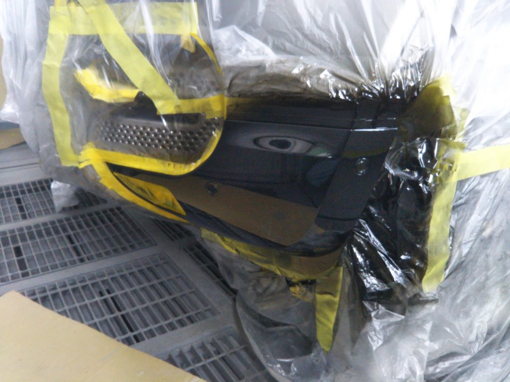 ランドローバー、ディフェンダー、フロントバンパー、フロントフェンダー、クォーターパネル、リアバンパー、キズ、変形、凹み、修理、塗装、