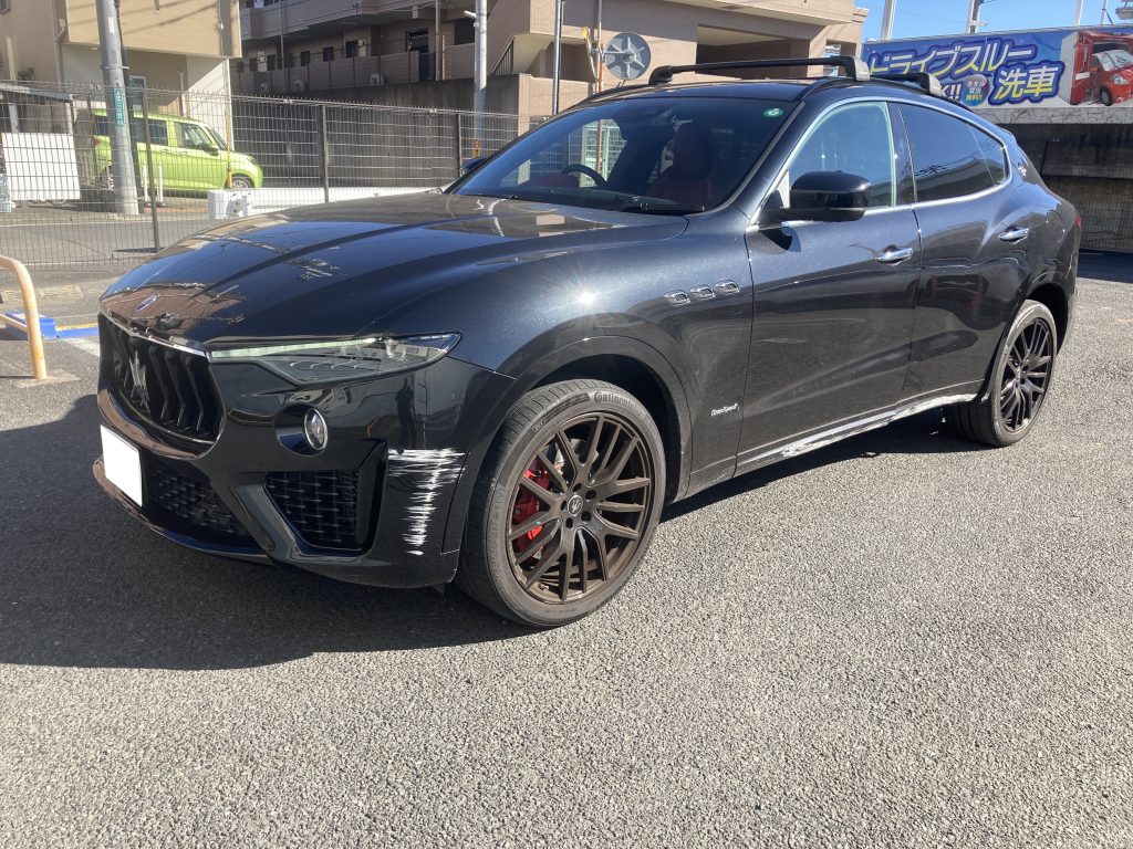 マセラティ、レヴァンテ、フロントバンパー、フロントドア、リアドア、リアアーチモール、キズ、凹み、修理、交換、塗装、