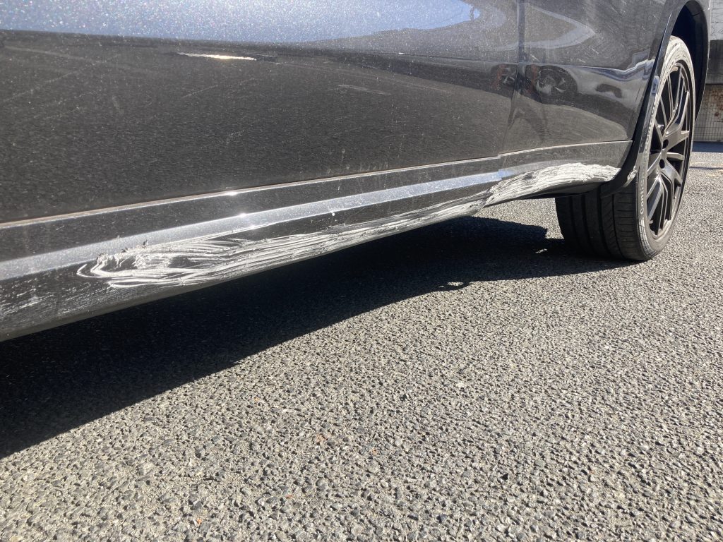 マセラティ、レヴァンテ、フロントバンパー、フロントドア、リアドア、リアアーチモール、キズ、凹み、修理、交換、塗装、