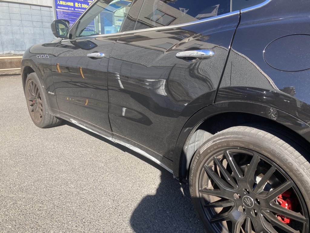 マセラティ、レヴァンテ、フロントバンパー、フロントドア、リアドア、リアアーチモール、キズ、凹み、修理、交換、塗装、