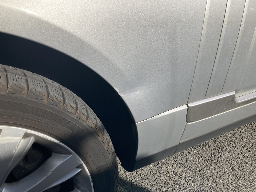 ランドローバー、レンジローバー、フロントバンパー、フロントドア、リアドア、クォーターパネル、リアバンパー、キズ、凹み、変形、修理、塗装、