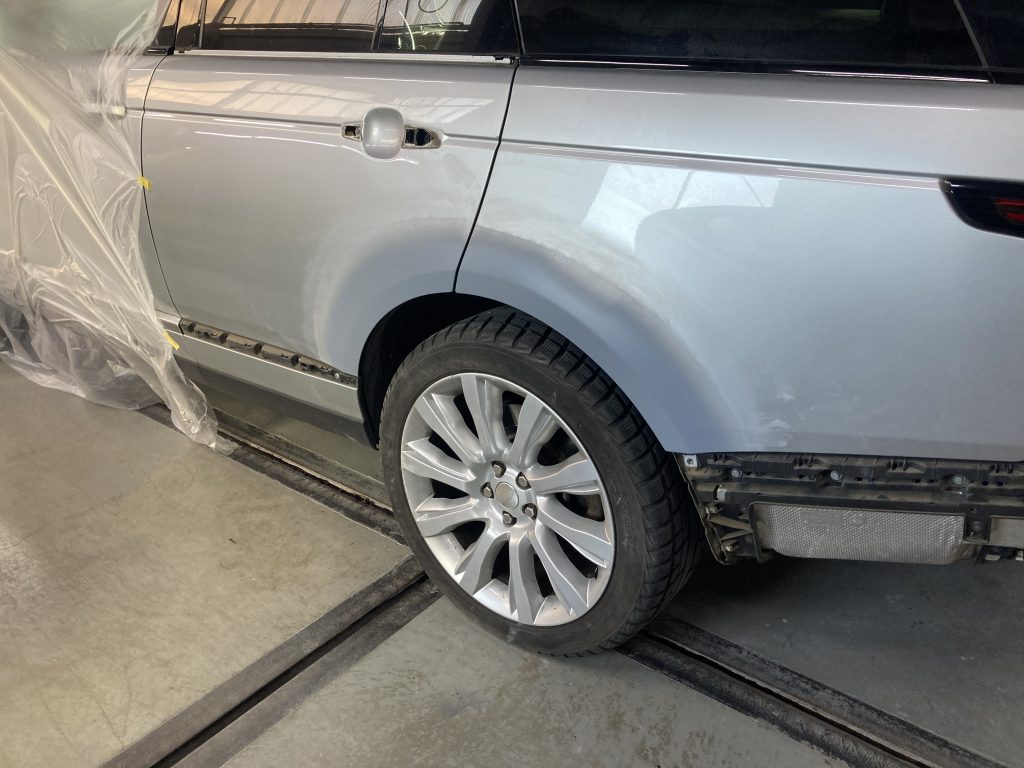 ランドローバー、レンジローバー、フロントバンパー、フロントドア、リアドア、クォーターパネル、リアバンパー、キズ、凹み、変形、修理、塗装、