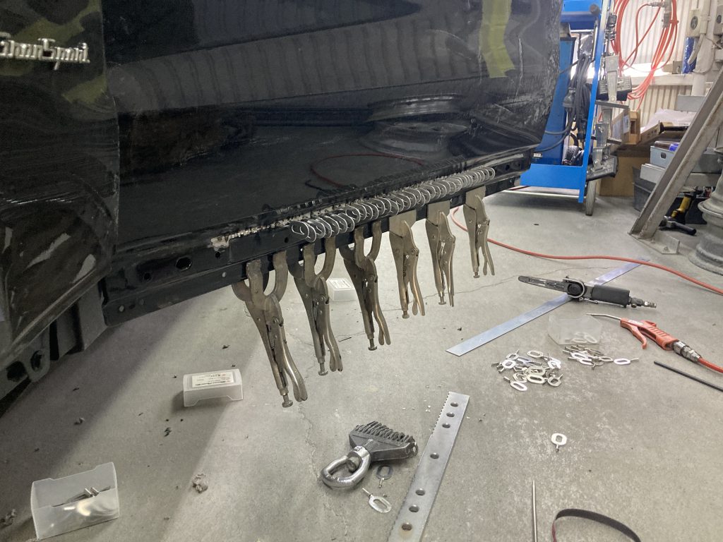 マセラティ、レヴァンテ、フロントバンパー、フロントドア、リアドア、リアアーチモール、キズ、凹み、修理、交換、塗装、