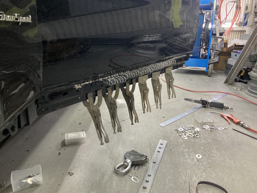 マセラティ、レヴァンテ、フロントバンパー、フロントドア、リアドア、リアアーチモール、キズ、凹み、修理、交換、塗装、