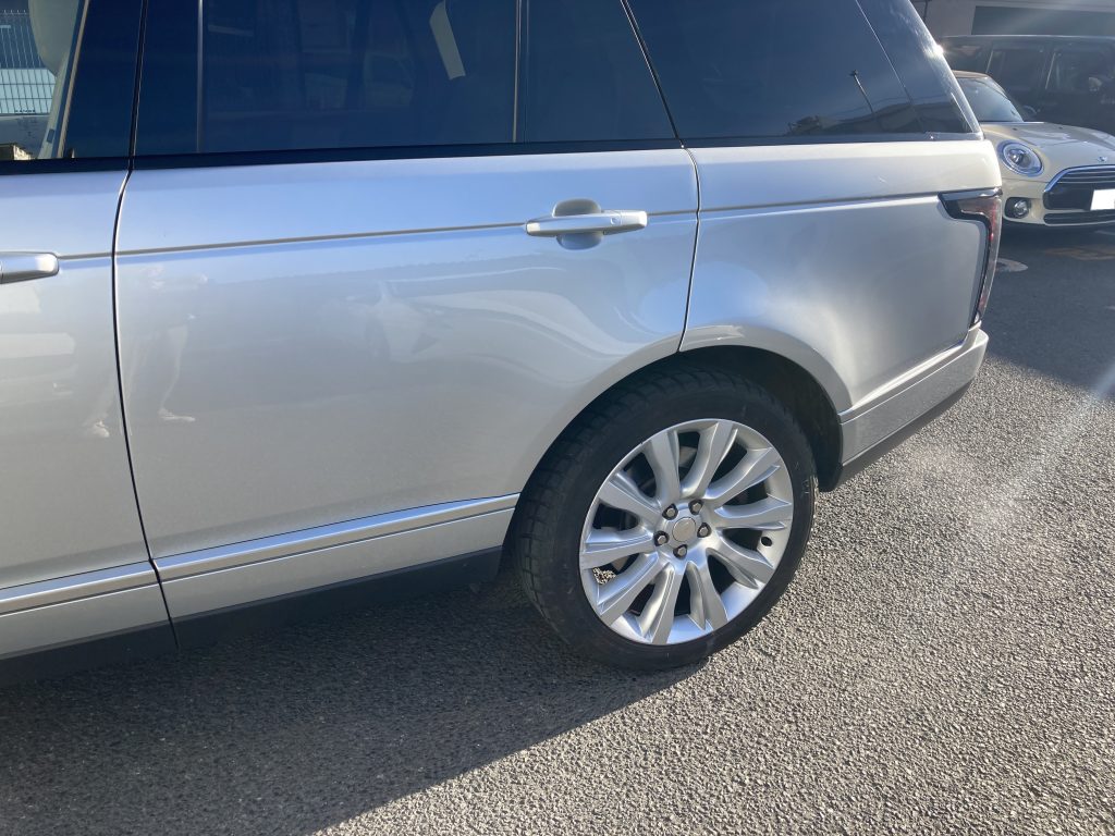 ランドローバー、レンジローバー、フロントバンパー、フロントドア、リアドア、クォーターパネル、リアバンパー、キズ、凹み、変形、修理、塗装、