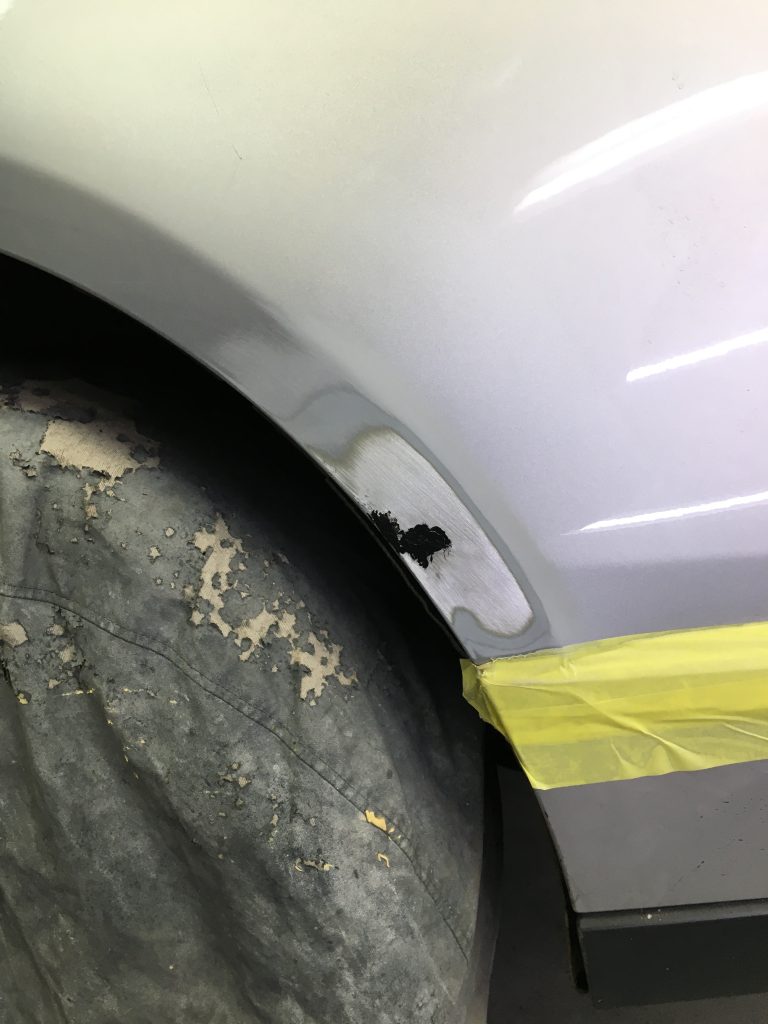 ランドローバー、レンジローバー、フロントバンパー、フロントドア、リアドア、クォーターパネル、リアバンパー、キズ、凹み、変形、修理、塗装、