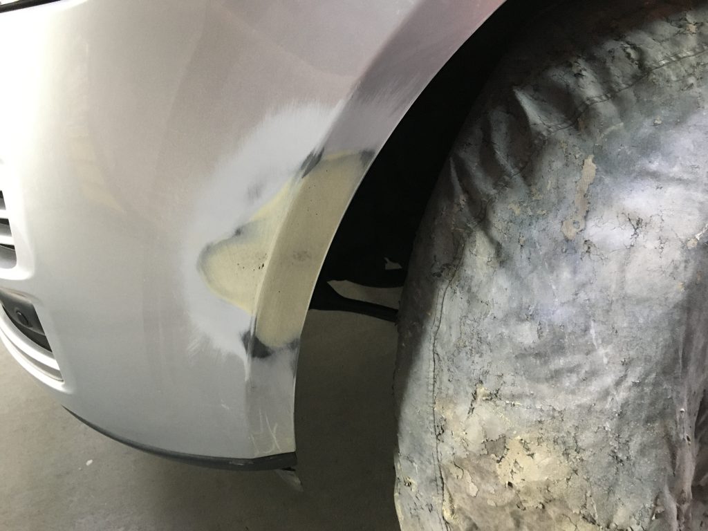 ランドローバー、レンジローバー、フロントバンパー、フロントドア、リアドア、クォーターパネル、リアバンパー、キズ、凹み、変形、修理、塗装、