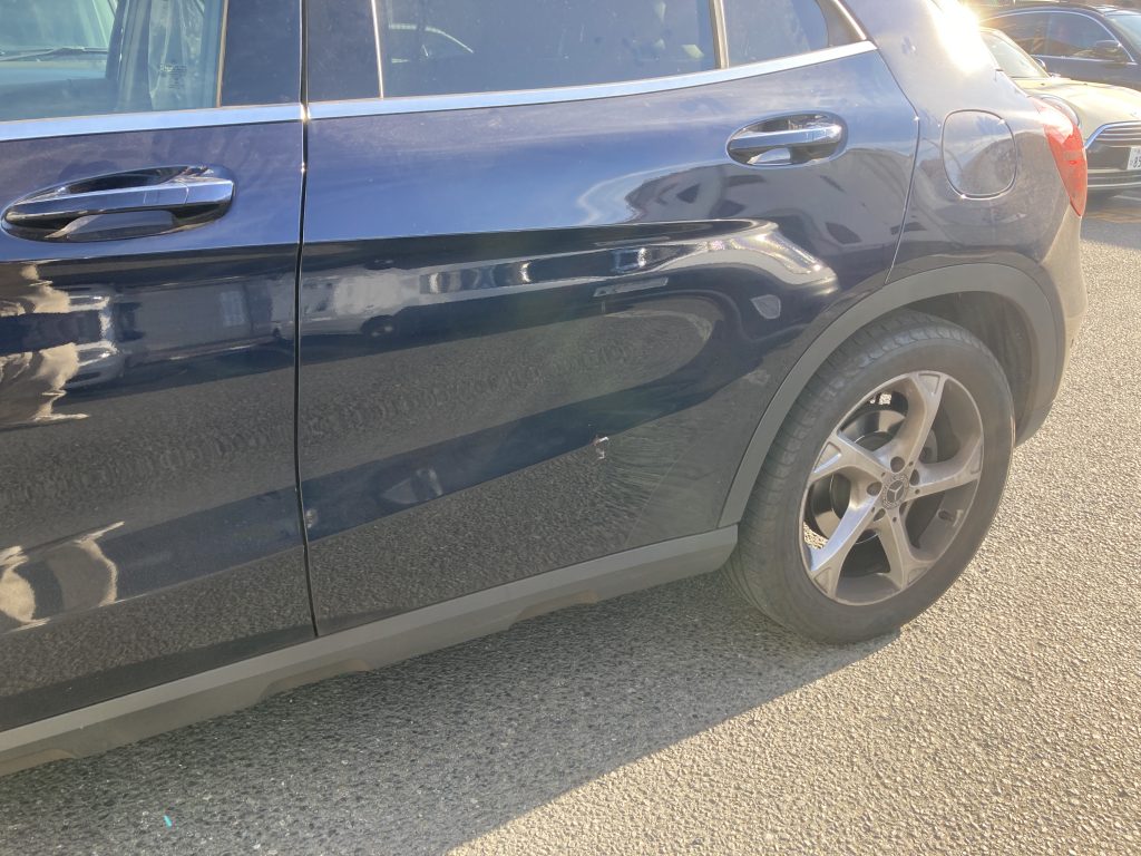 メルセデスベンツ、W156、GLA、リアドア、凹み、修理、塗装、