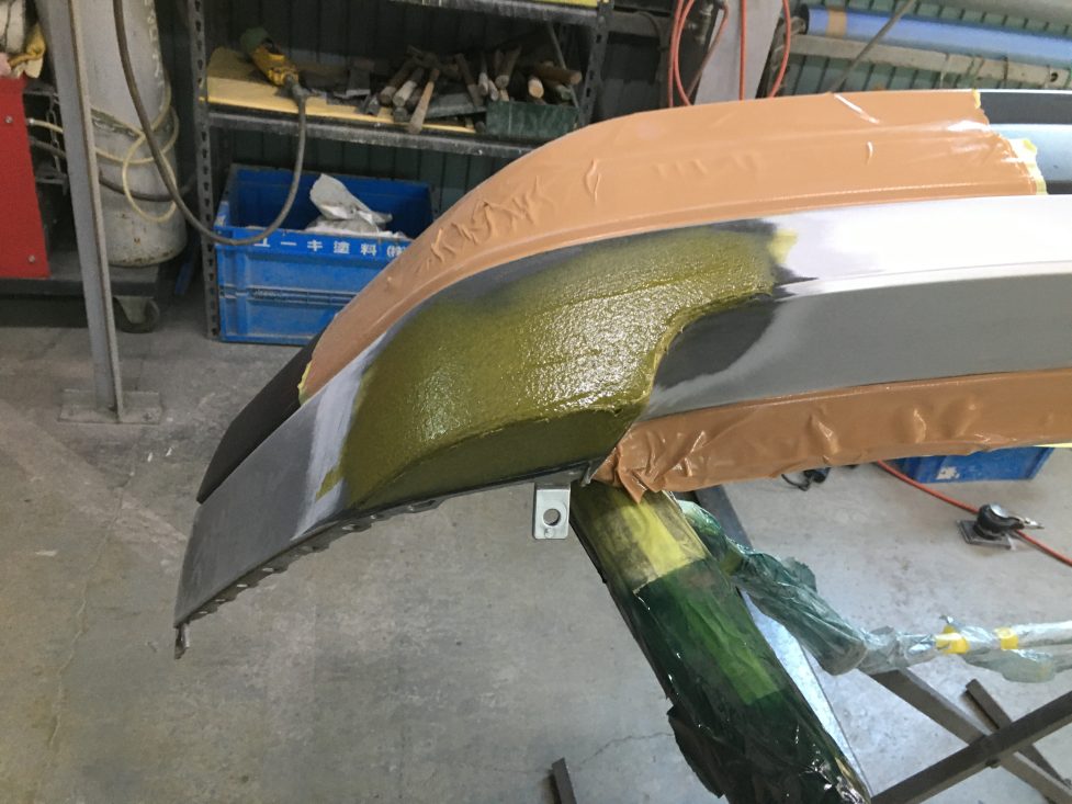 ランドローバー、レンジローバー、フロントバンパー、フロントドア、リアドア、クォーターパネル、リアバンパー、キズ、凹み、変形、修理、塗装、