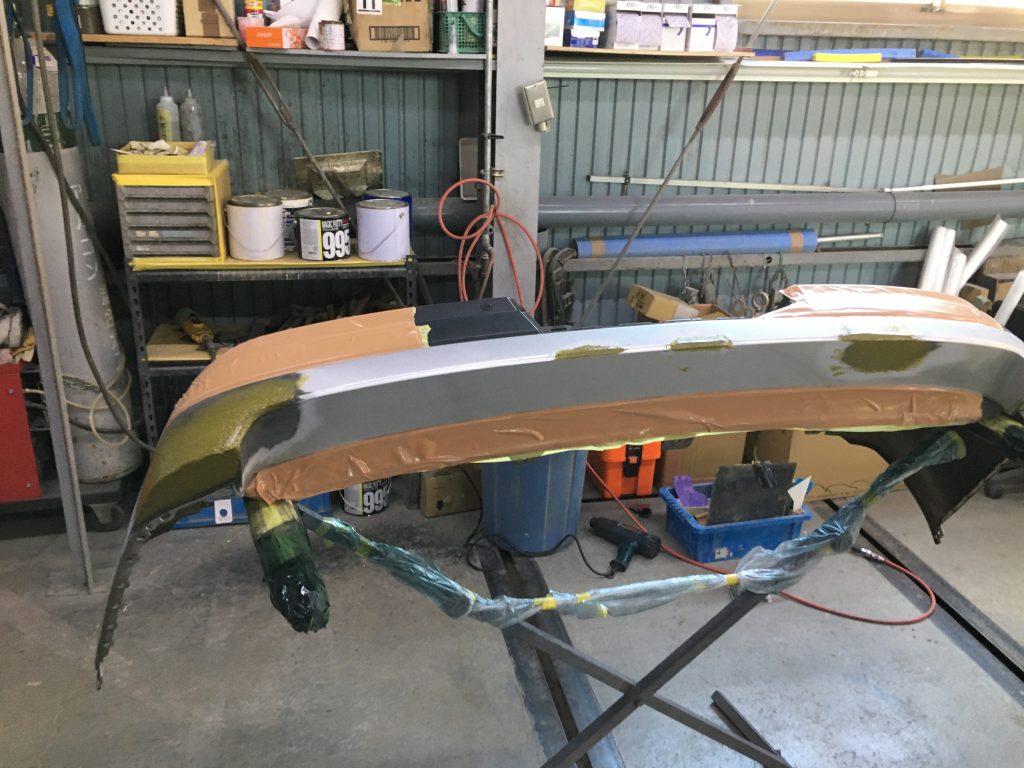 ランドローバー、レンジローバー、フロントバンパー、フロントドア、リアドア、クォーターパネル、リアバンパー、キズ、凹み、変形、修理、塗装、