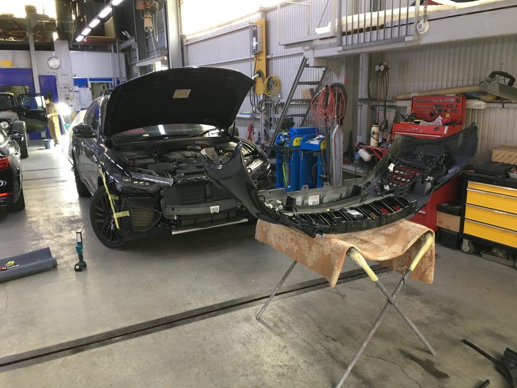 マセラティ、レヴァンテ、フロントバンパー、フロントドア、リアドア、リアアーチモール、キズ、凹み、修理、交換、塗装、