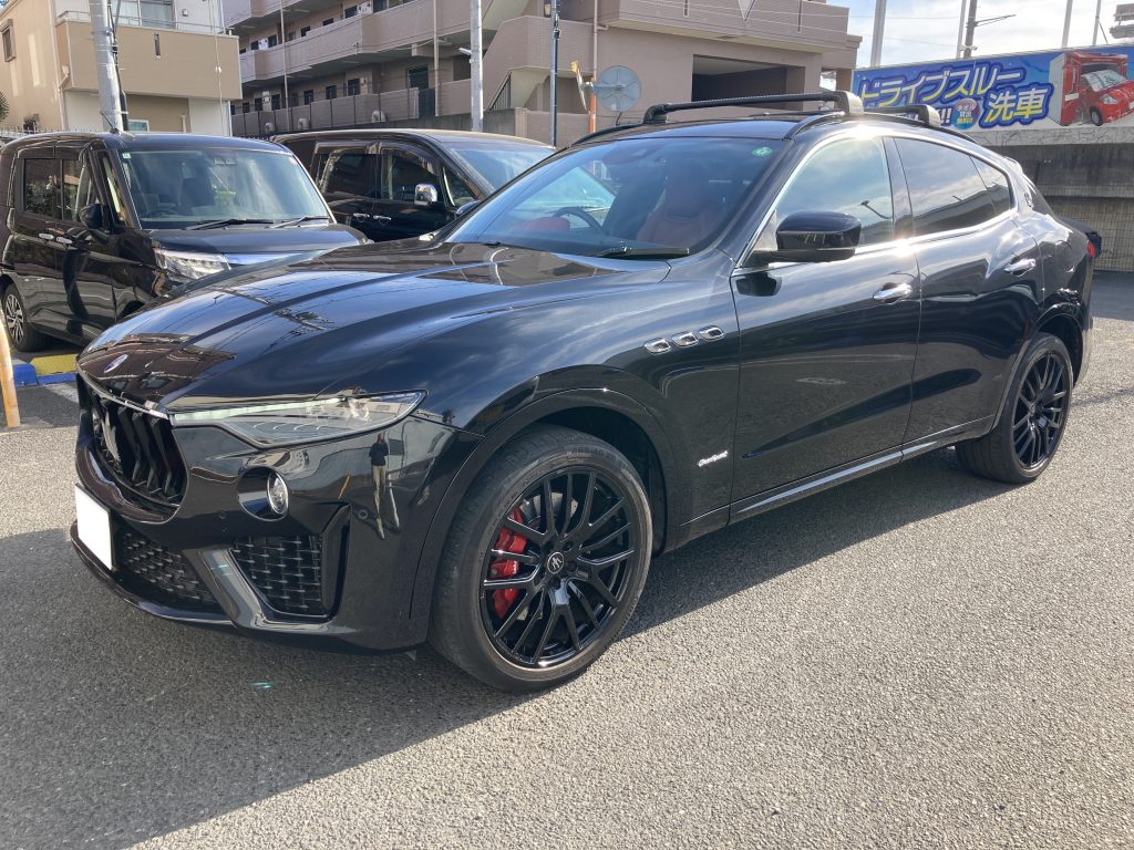 マセラティ、レヴァンテ、フロントバンパー、フロントドア、リアドア、リアアーチモール、キズ、凹み、修理、交換、塗装、