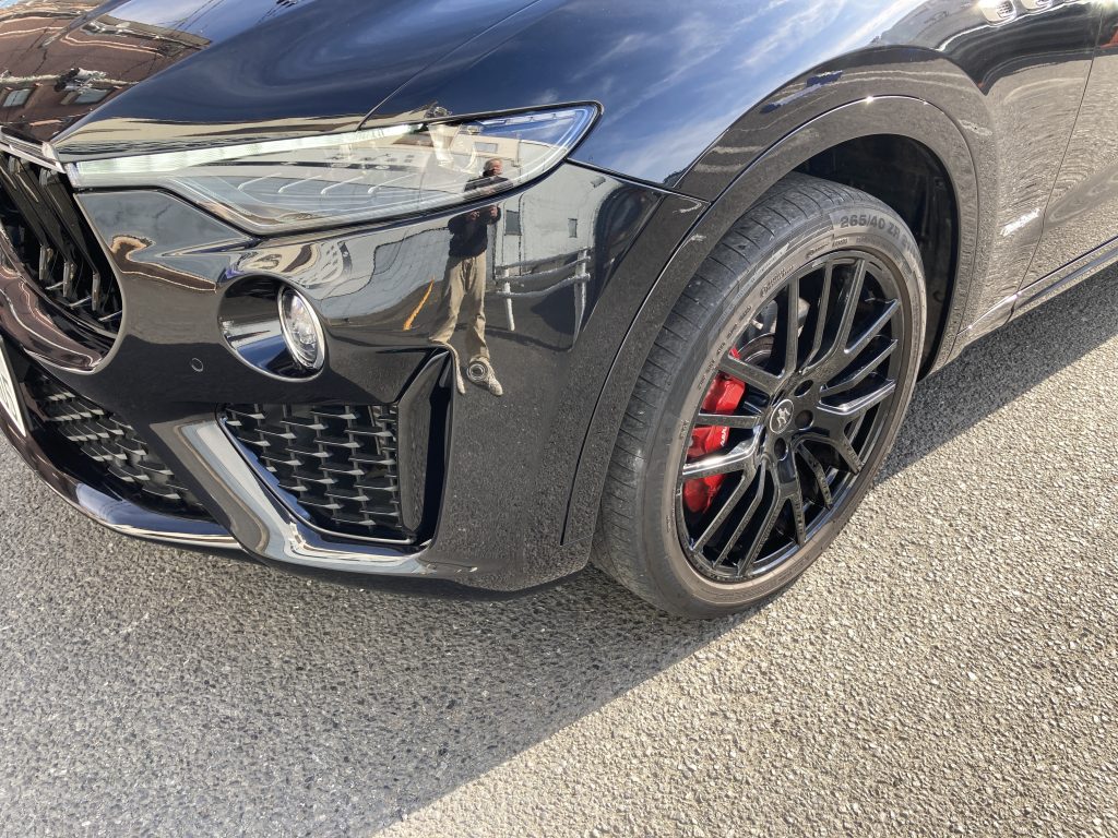 マセラティ、レヴァンテ、フロントバンパー、フロントドア、リアドア、リアアーチモール、キズ、凹み、修理、交換、塗装、