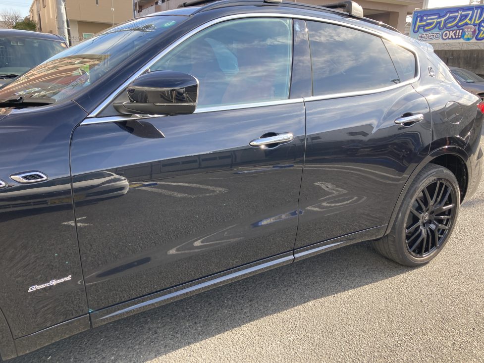 マセラティ、レヴァンテ、フロントバンパー、フロントドア、リアドア、リアアーチモール、キズ、凹み、修理、交換、塗装、