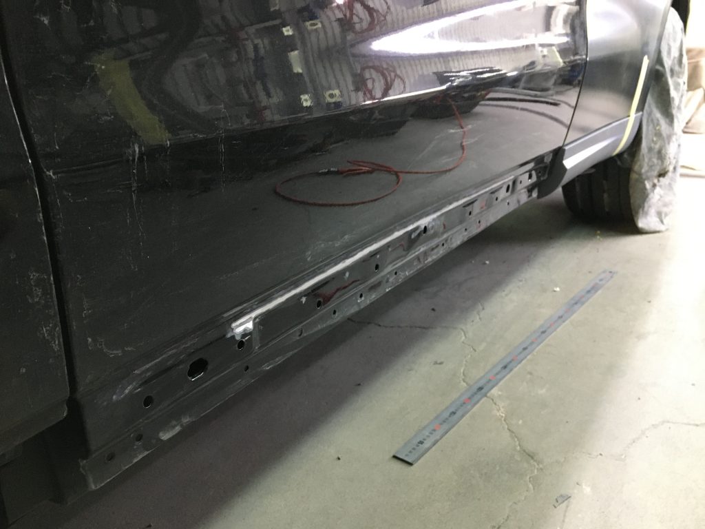 マセラティ、レヴァンテ、フロントバンパー、フロントドア、リアドア、リアアーチモール、キズ、凹み、修理、交換、塗装、