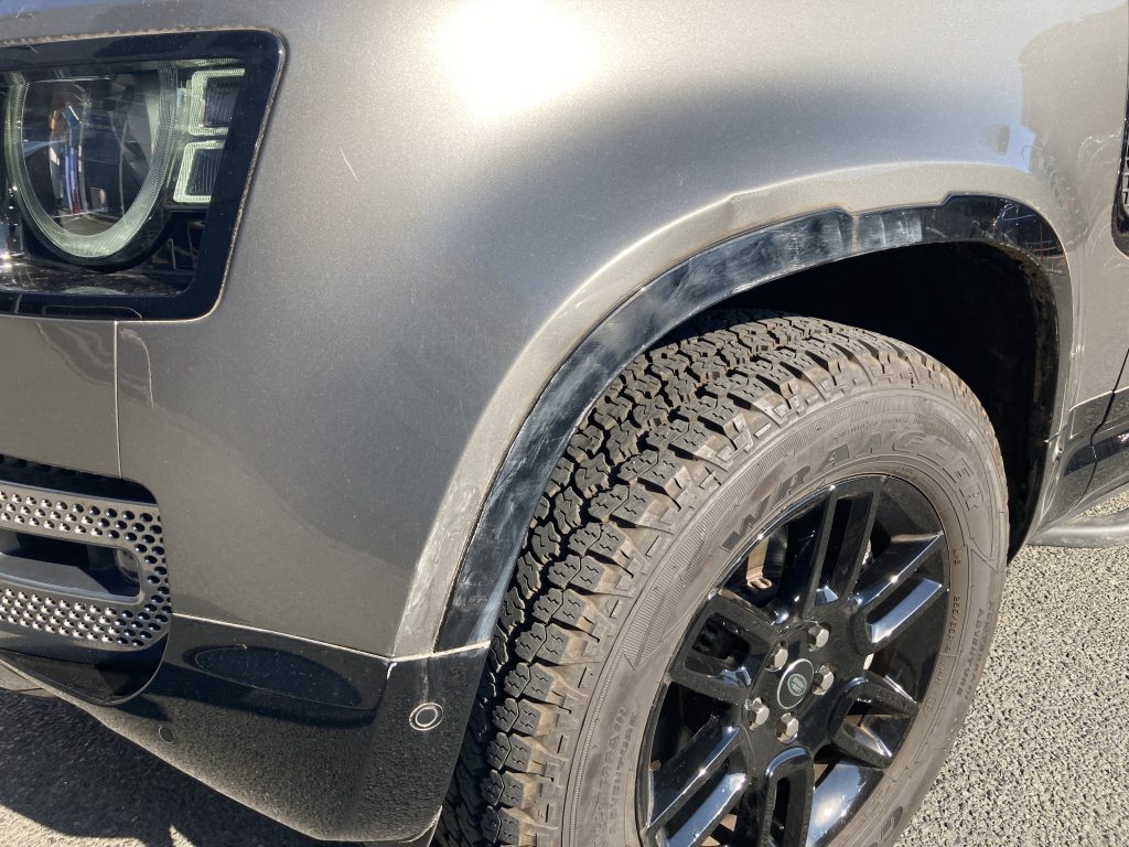 ランドローバー、ディフェンダー、フロントバンパー、フロントフェンダー、クォーターパネル、リアバンパー、キズ、変形、凹み、修理、塗装、