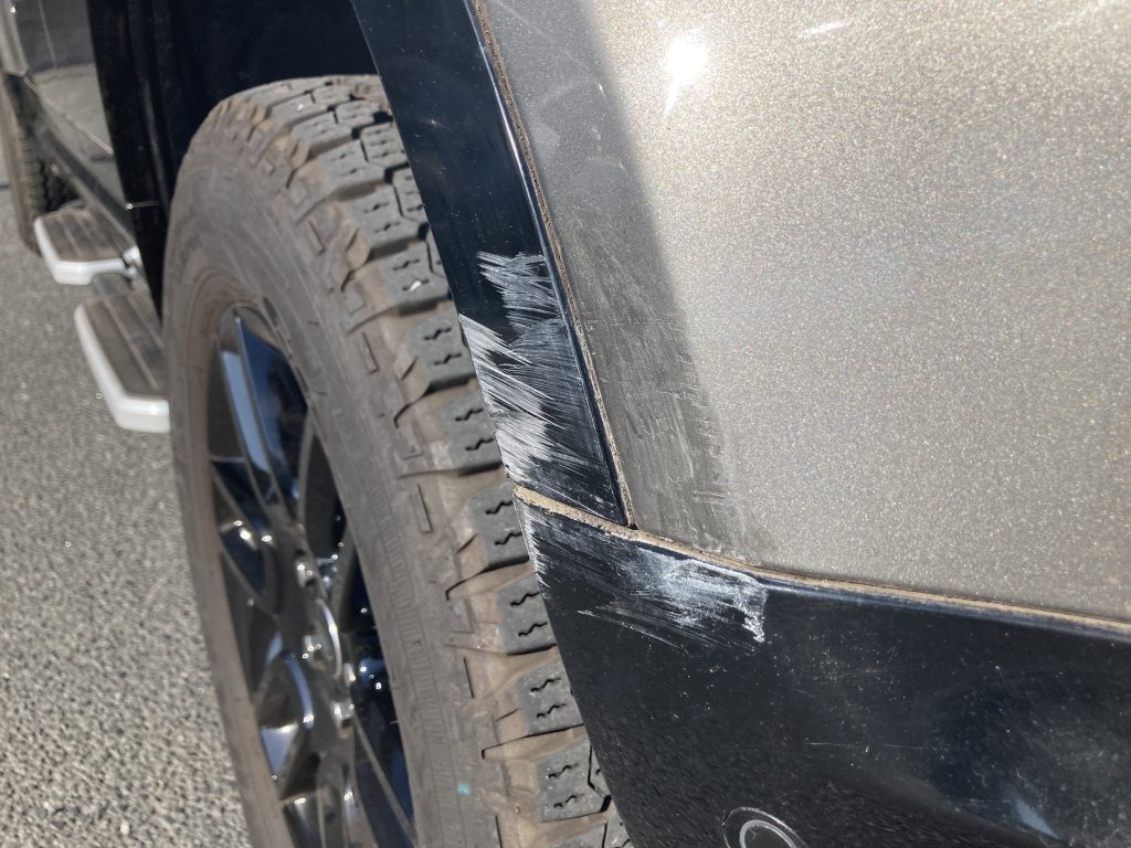 ランドローバー、ディフェンダー、フロントバンパー、フロントフェンダー、クォーターパネル、リアバンパー、キズ、変形、凹み、修理、塗装、