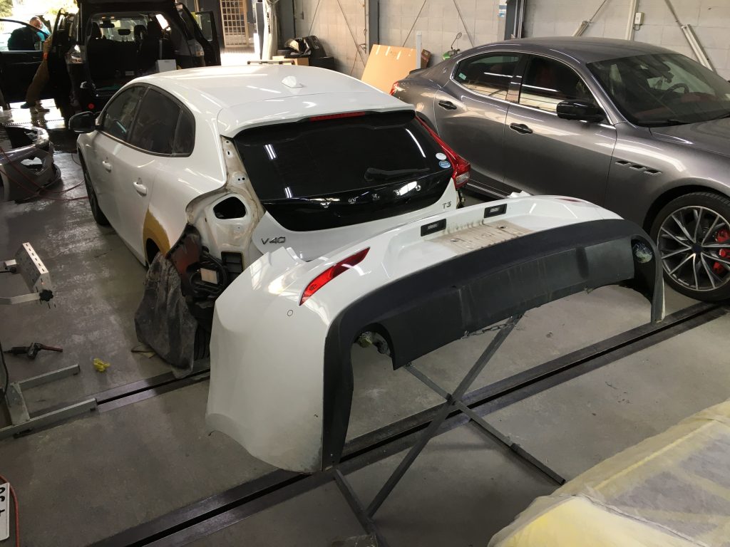 ボルボ、V40、クォーターパネル、リアバンパー、キズ、修理、塗装、