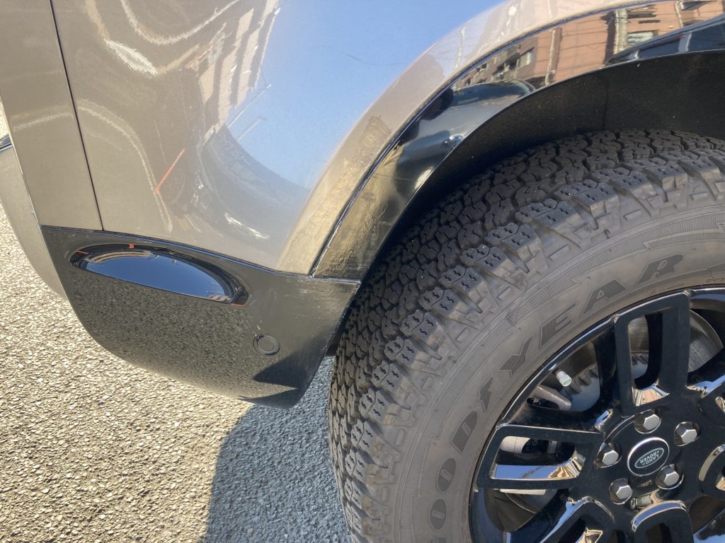 ランドローバー、ディフェンダー、フロントバンパー、フロントフェンダー、クォーターパネル、リアバンパー、キズ、変形、凹み、修理、塗装、