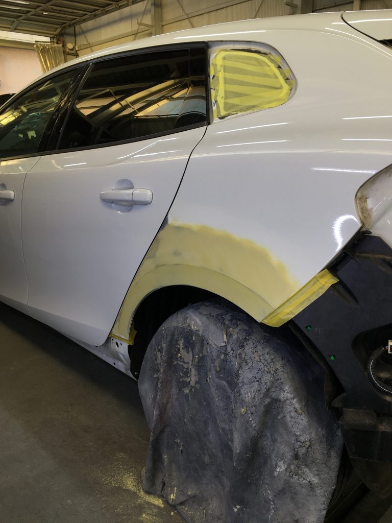 ボルボ、V40、クォーターパネル、リアバンパー、キズ、修理、塗装、