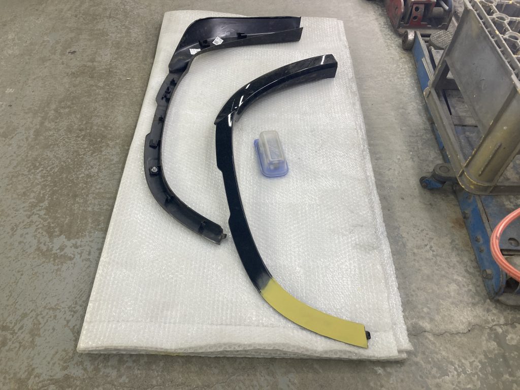 ランドローバー、ディフェンダー、フロントバンパー、フロントフェンダー、クォーターパネル、リアバンパー、キズ、変形、凹み、修理、塗装、