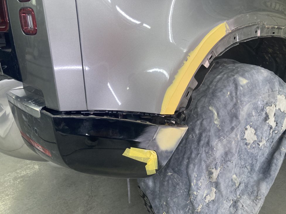 ランドローバー、ディフェンダー、フロントバンパー、フロントフェンダー、クォーターパネル、リアバンパー、キズ、変形、凹み、修理、塗装、