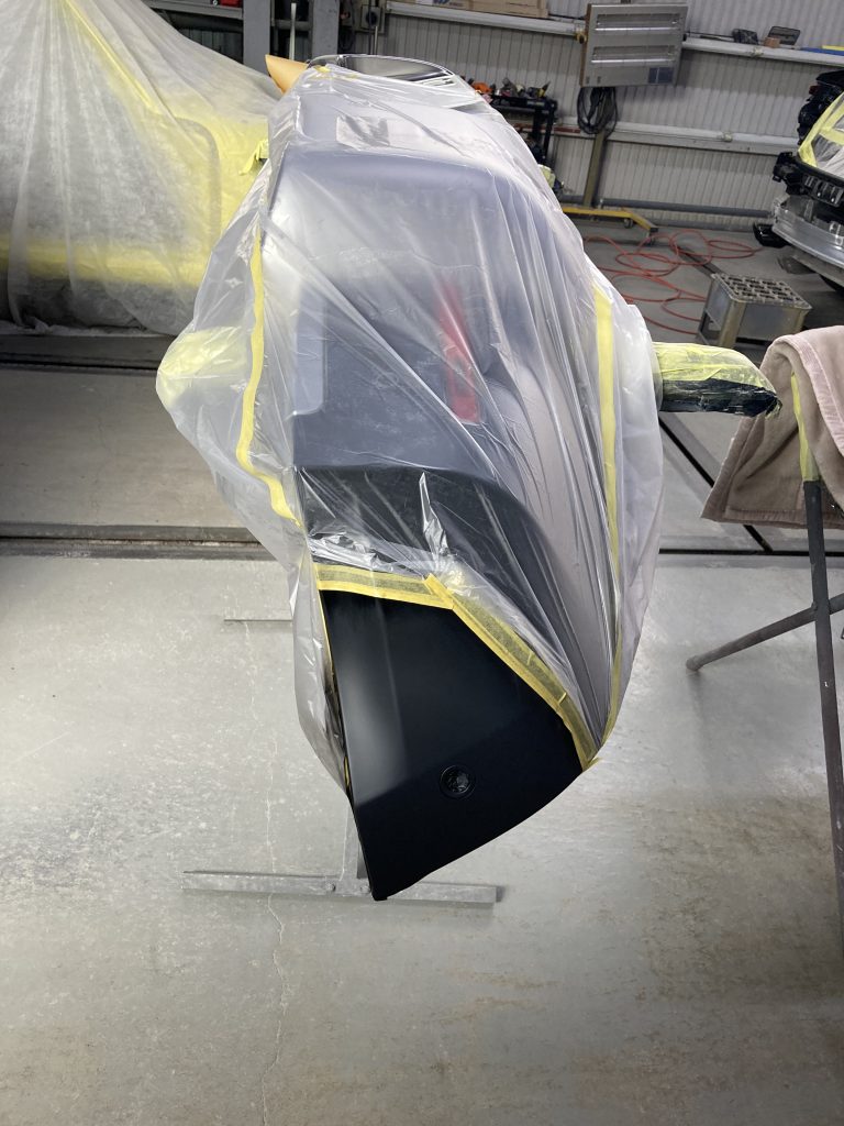 ランドローバー、ディフェンダー、フロントバンパー、フロントフェンダー、クォーターパネル、リアバンパー、キズ、変形、凹み、修理、塗装、