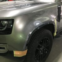 ランドローバー、ディフェンダー、フロントバンパー、フロントフェンダー、クォーターパネル、リアバンパー、キズ、変形、凹み、修理、塗装、