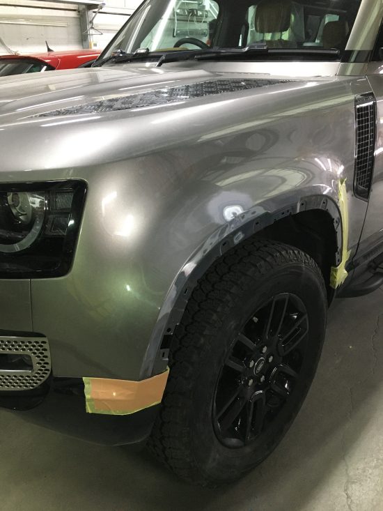 ランドローバー、ディフェンダー、フロントバンパー、フロントフェンダー、クォーターパネル、リアバンパー、キズ、変形、凹み、修理、塗装、