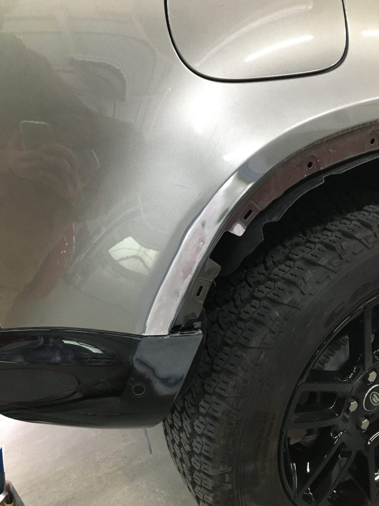 ランドローバー、ディフェンダー、フロントバンパー、フロントフェンダー、クォーターパネル、リアバンパー、キズ、変形、凹み、修理、塗装、