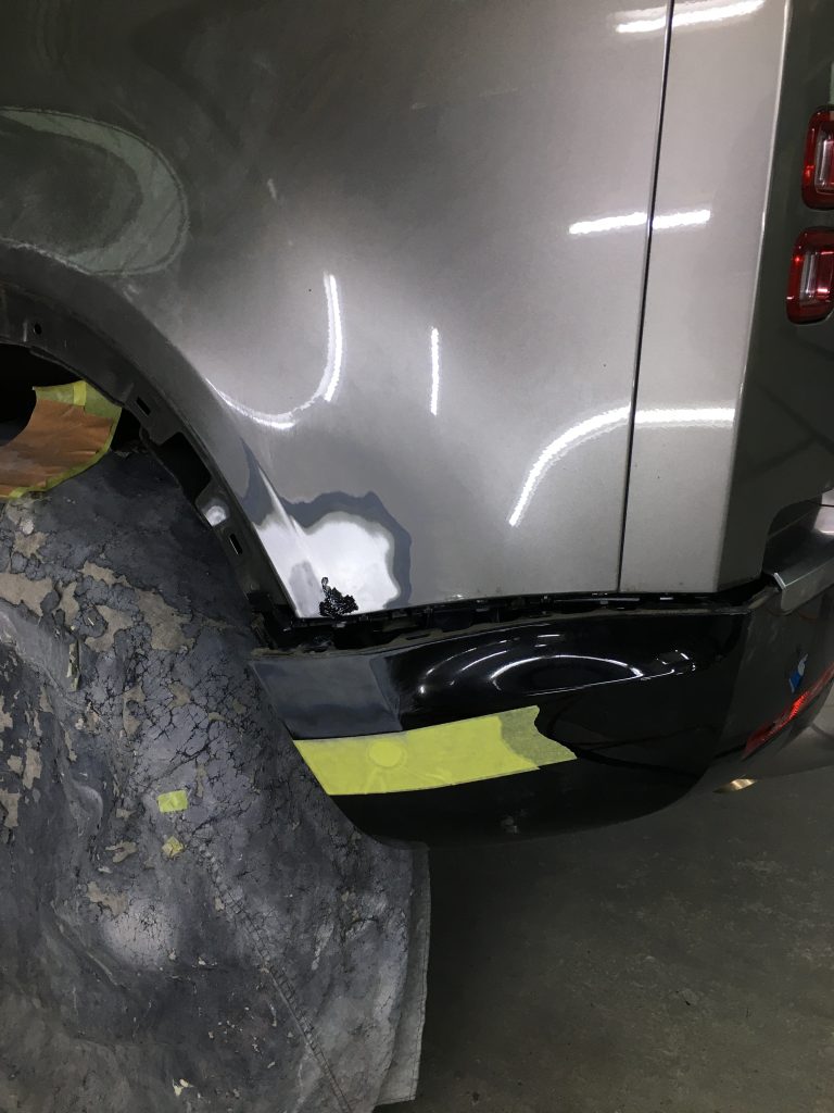 ランドローバー、ディフェンダー、フロントバンパー、フロントフェンダー、クォーターパネル、リアバンパー、キズ、変形、凹み、修理、塗装、