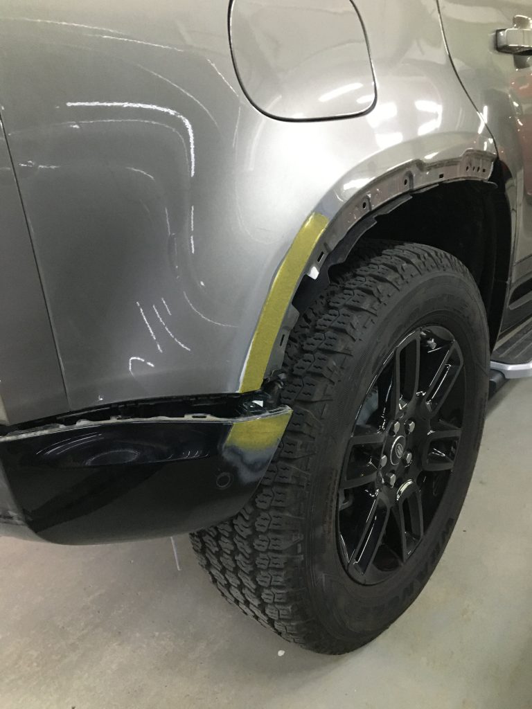 ランドローバー、ディフェンダー、フロントバンパー、フロントフェンダー、クォーターパネル、リアバンパー、キズ、変形、凹み、修理、塗装、