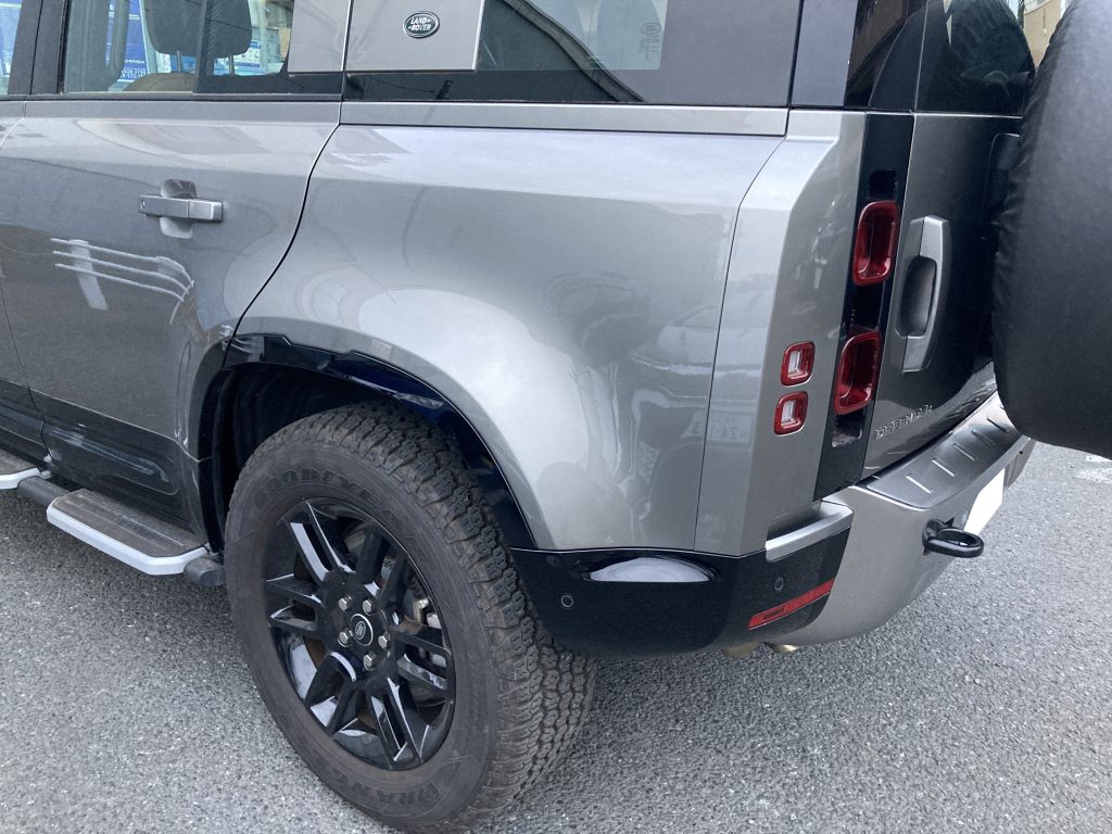 ランドローバー、ディフェンダー、フロントバンパー、フロントフェンダー、クォーターパネル、リアバンパー、キズ、変形、凹み、修理、塗装、