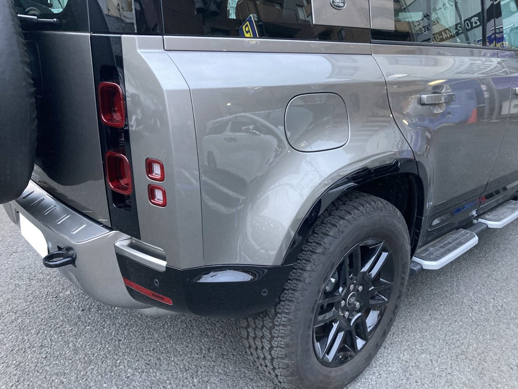 ランドローバー、ディフェンダー、フロントバンパー、フロントフェンダー、クォーターパネル、リアバンパー、キズ、変形、凹み、修理、塗装、