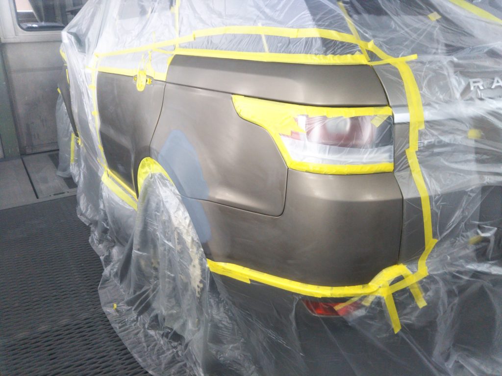 ランドローバー、レンジローバースポーツ、フロントバンパー、フロントフェンダー、リアドア、クォーターパ根雨、リアバンパー、キズ、凹み、修理、塗装、