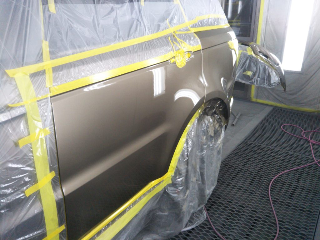 ランドローバー、レンジローバースポーツ、フロントバンパー、フロントフェンダー、リアドア、クォーターパ根雨、リアバンパー、キズ、凹み、修理、塗装、