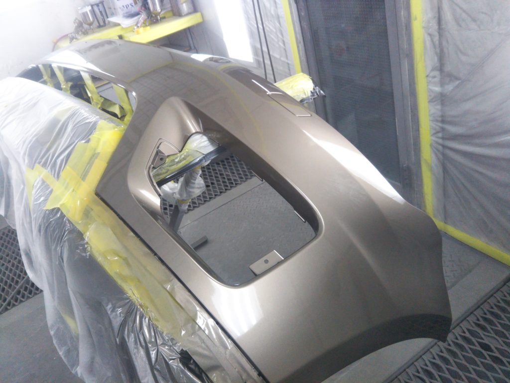 ランドローバー、レンジローバースポーツ、フロントバンパー、フロントフェンダー、リアドア、クォーターパ根雨、リアバンパー、キズ、凹み、修理、塗装、