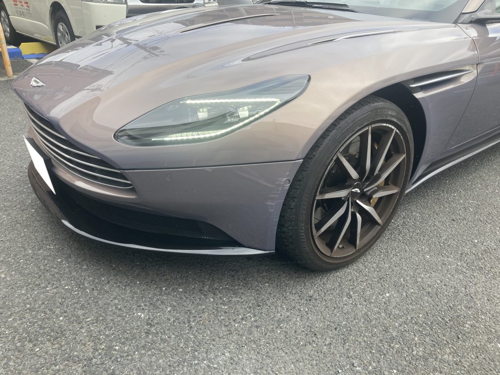 アストンマーチン、フロントバンパー、キズ、修理、塗装、