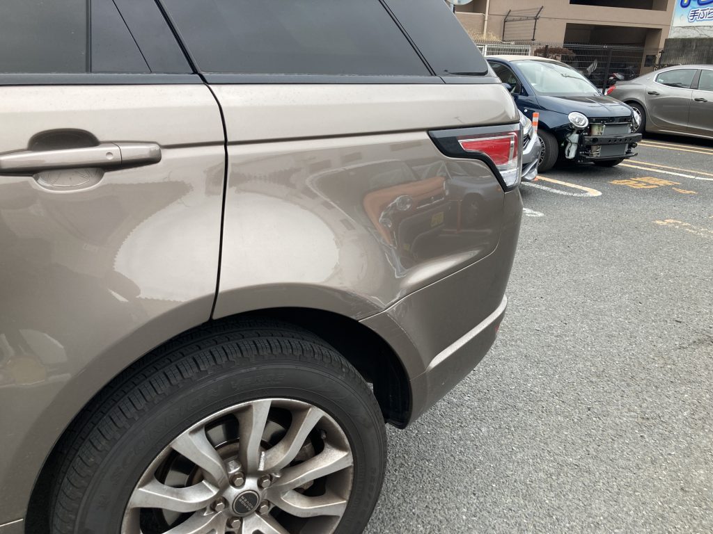 ランドローバー、レンジローバースポーツ、フロントバンパー、フロントフェンダー、リアドア、クォーターパ根雨、リアバンパー、キズ、凹み、修理、塗装、