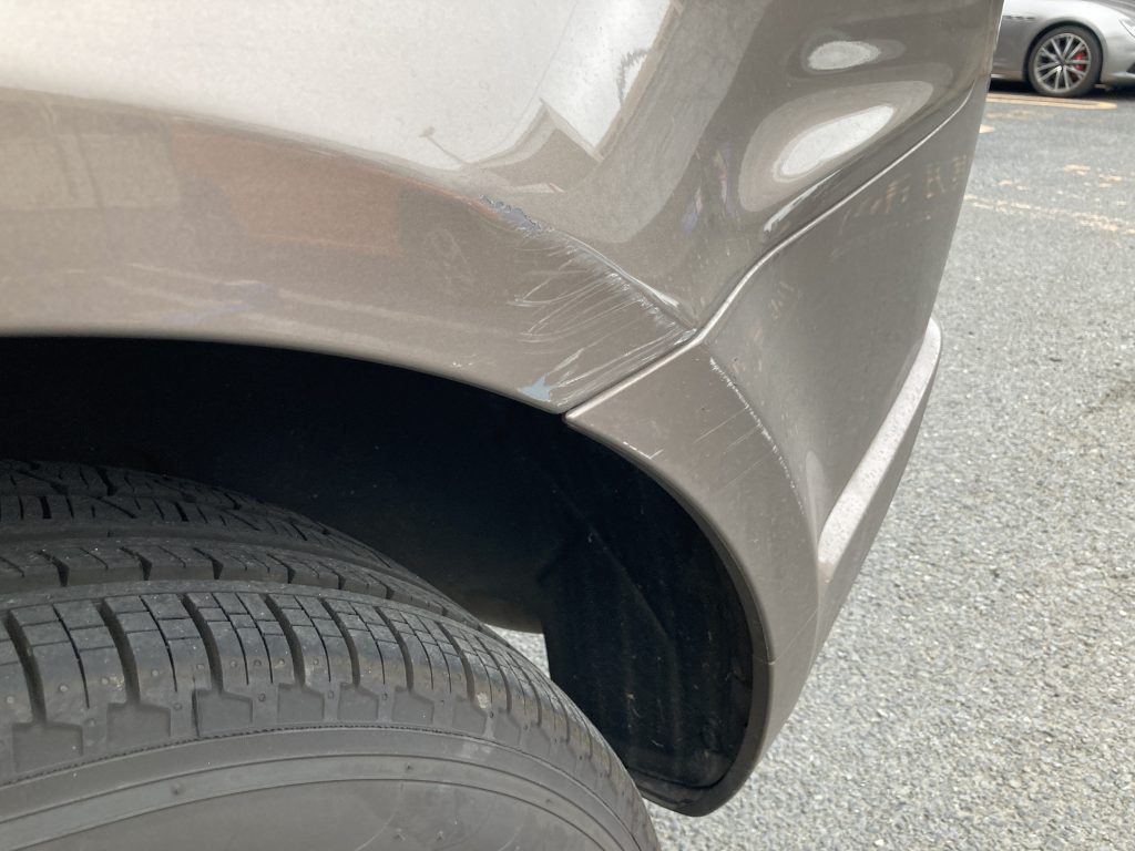 ランドローバー、レンジローバースポーツ、フロントバンパー、フロントフェンダー、リアドア、クォーターパ根雨、リアバンパー、キズ、凹み、修理、塗装、