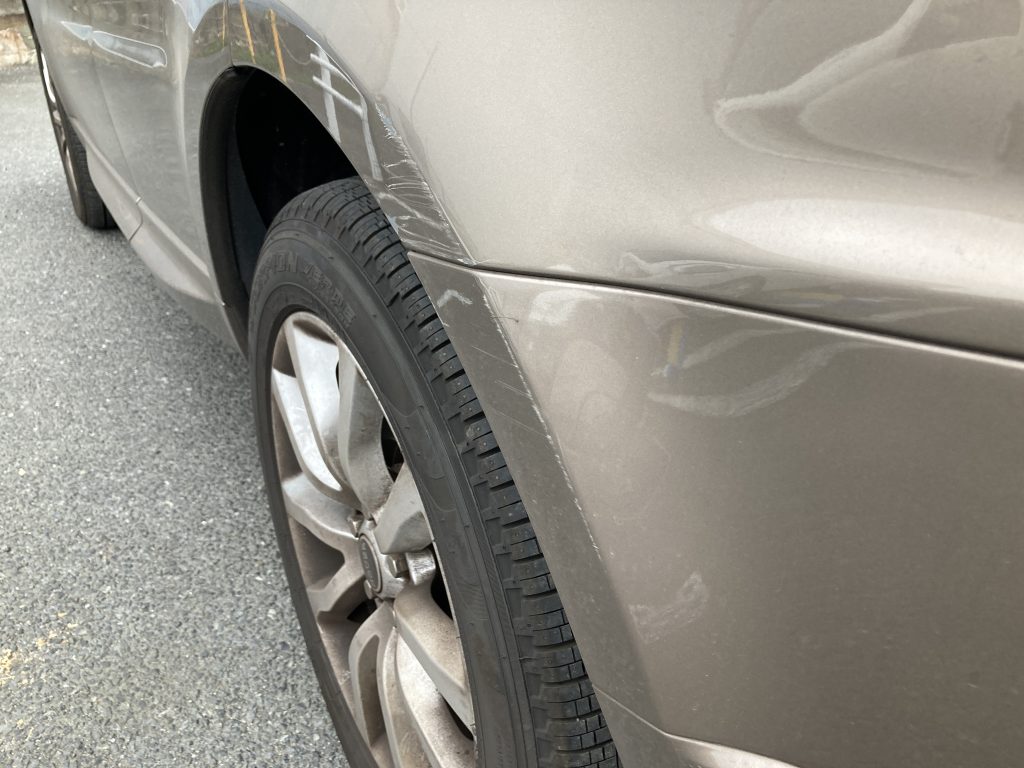 ランドローバー、レンジローバースポーツ、フロントバンパー、フロントフェンダー、リアドア、クォーターパ根雨、リアバンパー、キズ、凹み、修理、塗装、