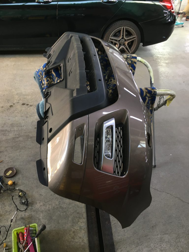 ランドローバー、レンジローバースポーツ、フロントバンパー、フロントフェンダー、リアドア、クォーターパ根雨、リアバンパー、キズ、凹み、修理、塗装、