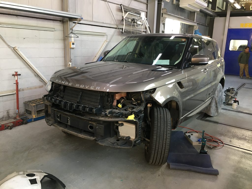 ランドローバー、レンジローバースポーツ、フロントバンパー、フロントフェンダー、リアドア、クォーターパ根雨、リアバンパー、キズ、凹み、修理、塗装、