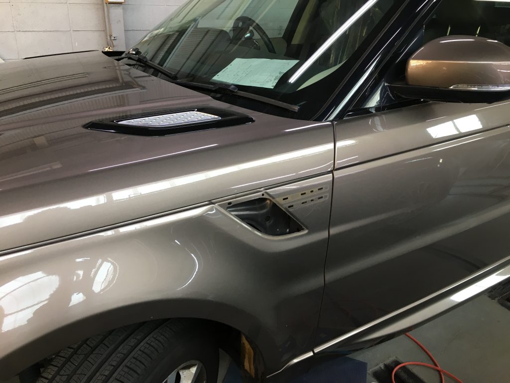 ランドローバー、レンジローバースポーツ、フロントバンパー、フロントフェンダー、リアドア、クォーターパ根雨、リアバンパー、キズ、凹み、修理、塗装、