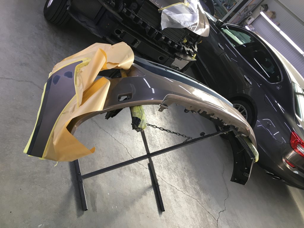 ランドローバー、レンジローバースポーツ、フロントバンパー、フロントフェンダー、リアドア、クォーターパ根雨、リアバンパー、キズ、凹み、修理、塗装、