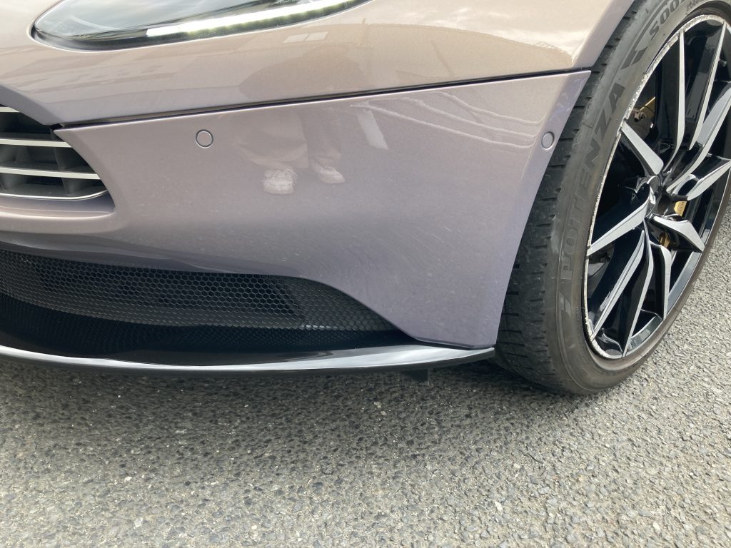 アストンマーチン、フロントバンパー、キズ、修理、塗装、